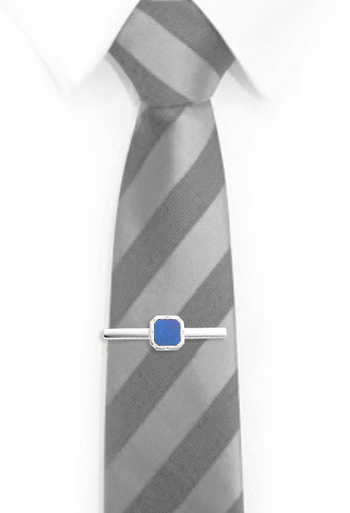 Pasador de corbata oro blanco 18 ktes. diamantes y lapislazuli. 007_10949-1ABL pasador de corbata oro blanco lapislazuli y diamantes fotografia para pagina web foto en modelo corbata