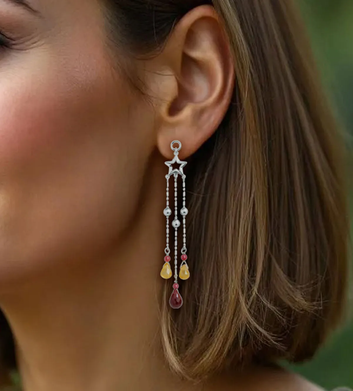 Pendientes de oro blanco 18K con cuarzos de color 100_C1030-B pendiente-de-oro-largo-con-cuarzos-de-colores-100_C1030-B modelo mujer