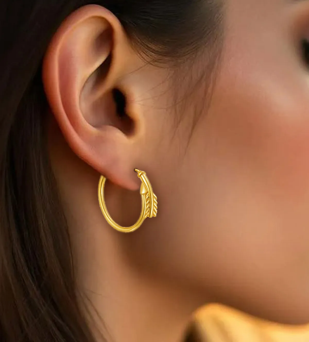 Pendientes de plata chapada flecha 266_012212-2-1 pendiente-de-plata-chapada-oro-flecha-266_012212-2-1 modelo mujer