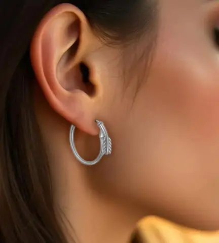 pendiente-de-plata-flecha-266_012212-1-1 modelo mujer