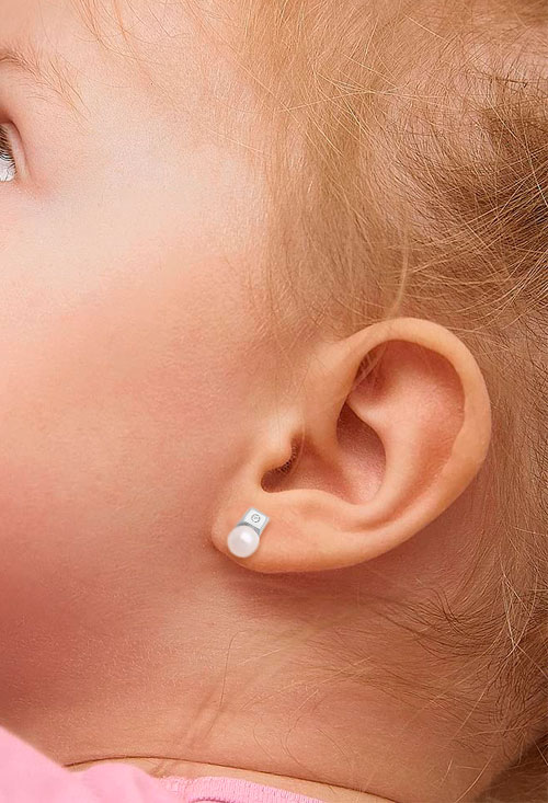 Pendientes oro con diamante y perla para niña 095_463372-CU-P-B pendientes oro blanco 18 kilates perla cultivada y motivo con diamante ideales para recien nacida foto en modelo infantil095_463372-CU-P-B_01