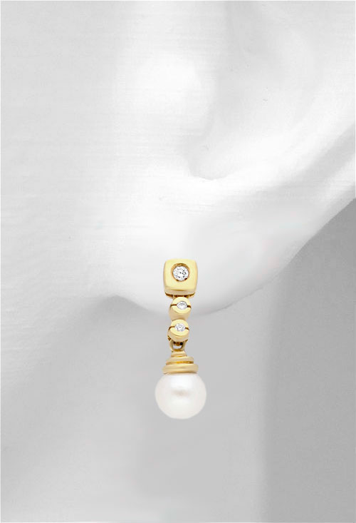 pendiente largo oro amarillo 18 kilates con perlas cultivadas y diamantes vista en maniqui oreja 100_2784_02