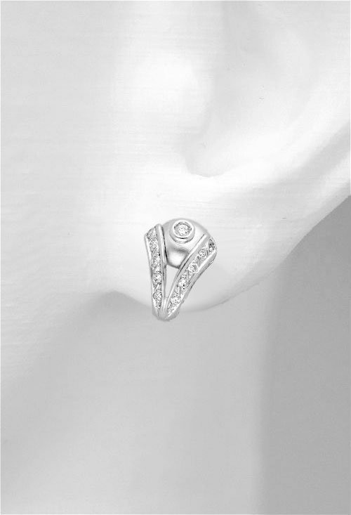 Pendientes de oro blanco con diamantes. 195_R4763 pendiente oro blanco 18 kilates con diamantes talla brillante sistemas omega precio especial muy barato en joyeria online foto en oreja 195_R4763_02