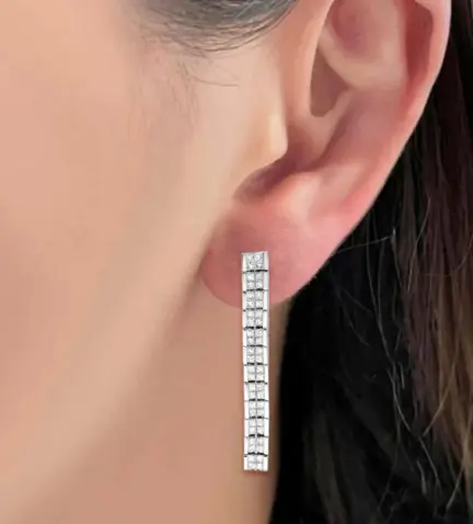 pendientes-de-oro-blanco-con-diamantes-talla-carre-083_AUR009 toma modelo