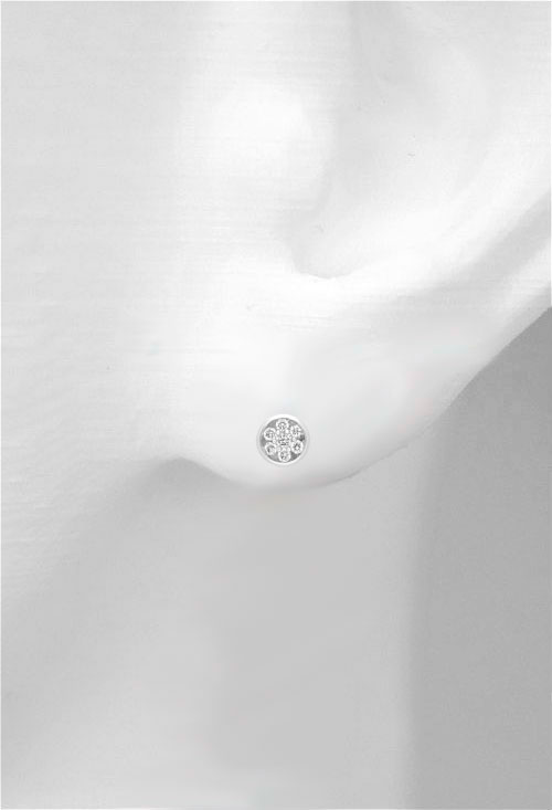 Pendientes oro blanco y diamantes 035_E2152000 pendiente tipo dormilona circulo plano con 7 diamantes engastados a ras tipo cuajo vista en maniqui oreja 035_E2152000_02