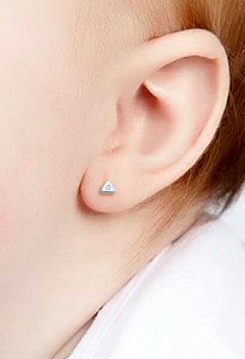 Pendientes oro con diamante dormilonas para bebé 095_450569-TRI pendiente oro blanco y diamante forma triangular foto en modelo