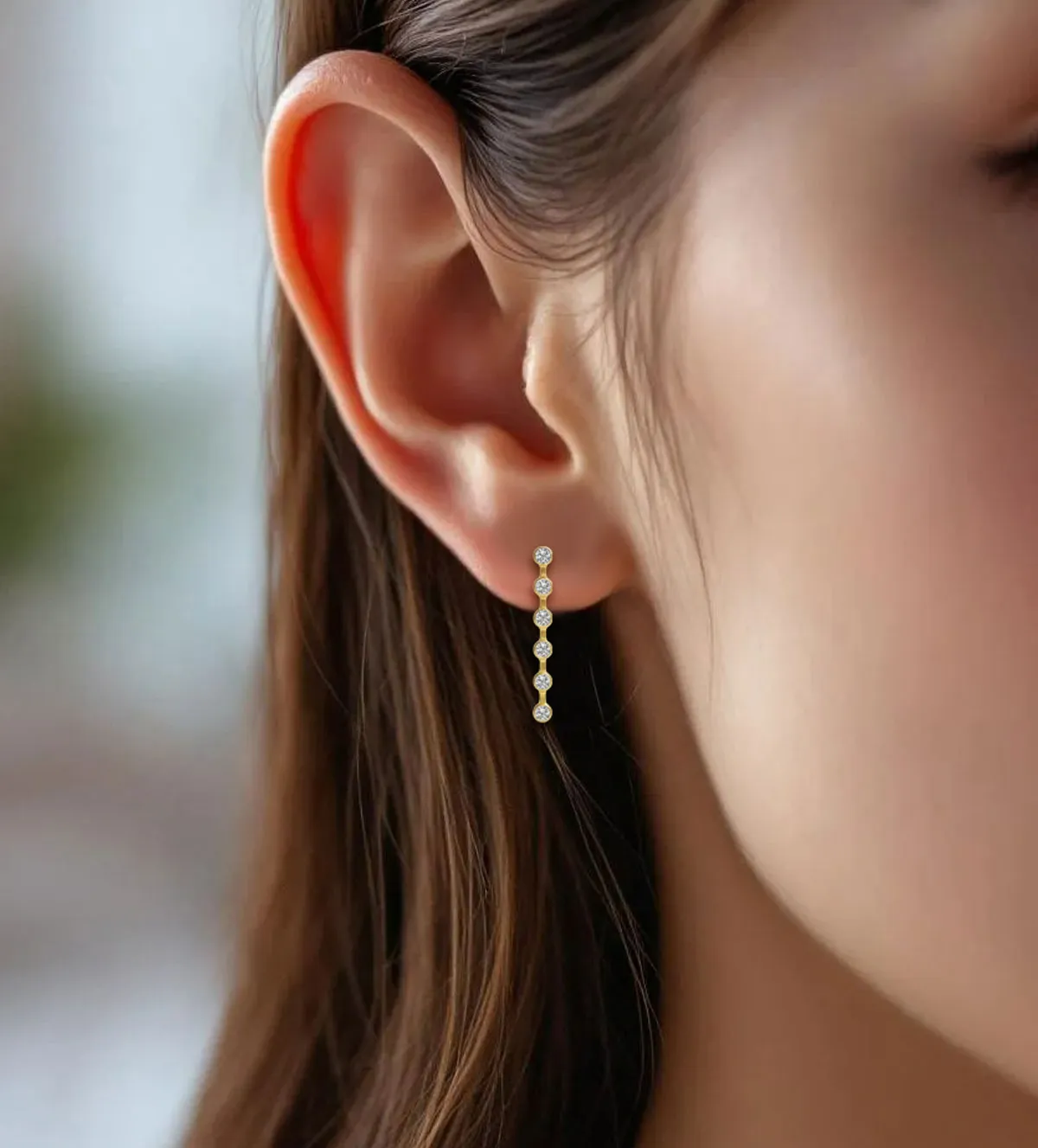 Pendientes de oro largos con circonitas 057_42372-0000 pendientes-de-oro-18k-con-circones-057_42372-0000 modelo mujer