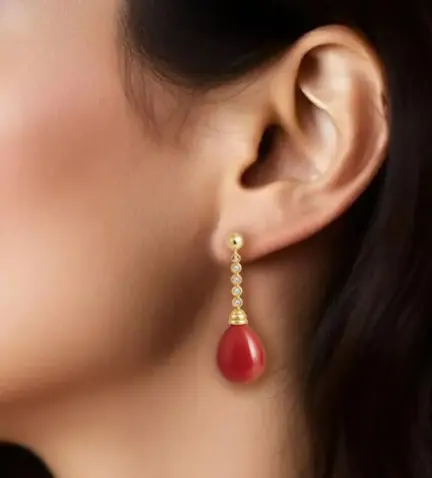 pendientes de oro 18k largos con circones y coralinas 007_11135-C modelo mano