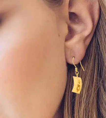 pendientes-de-oro-18k-largos-mate-brillo-002_51637-P modelo mujer