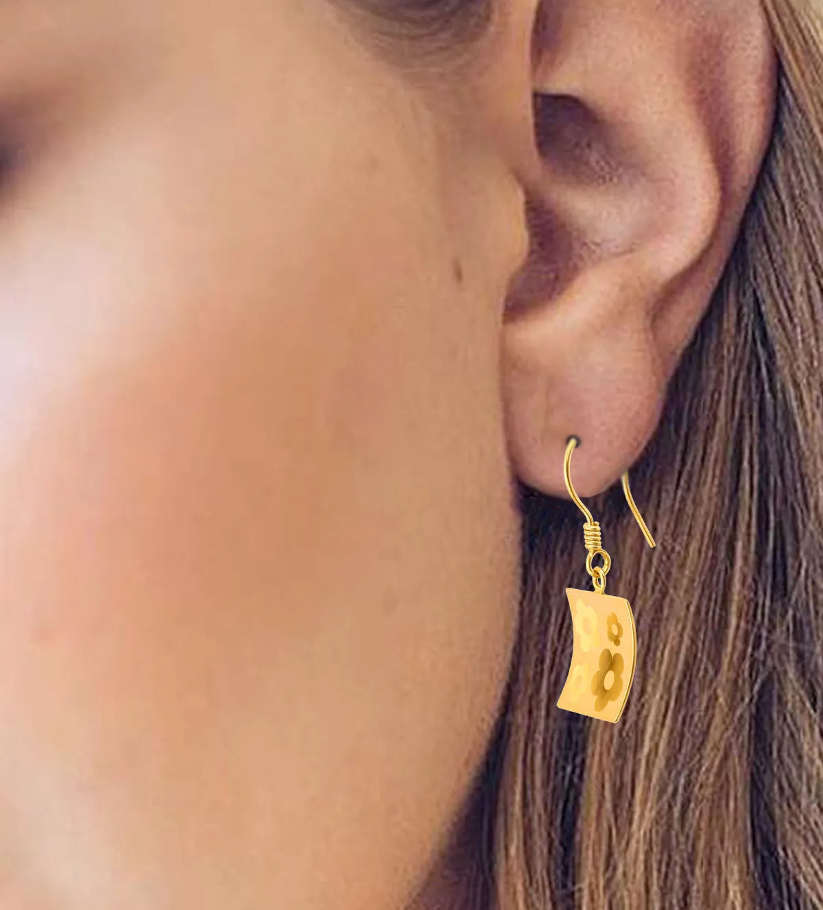 Pendientes de oro 18K 002_51637-P pendientes-de-oro-18k-largos-mate-brillo-002_51637-P modelo mujer