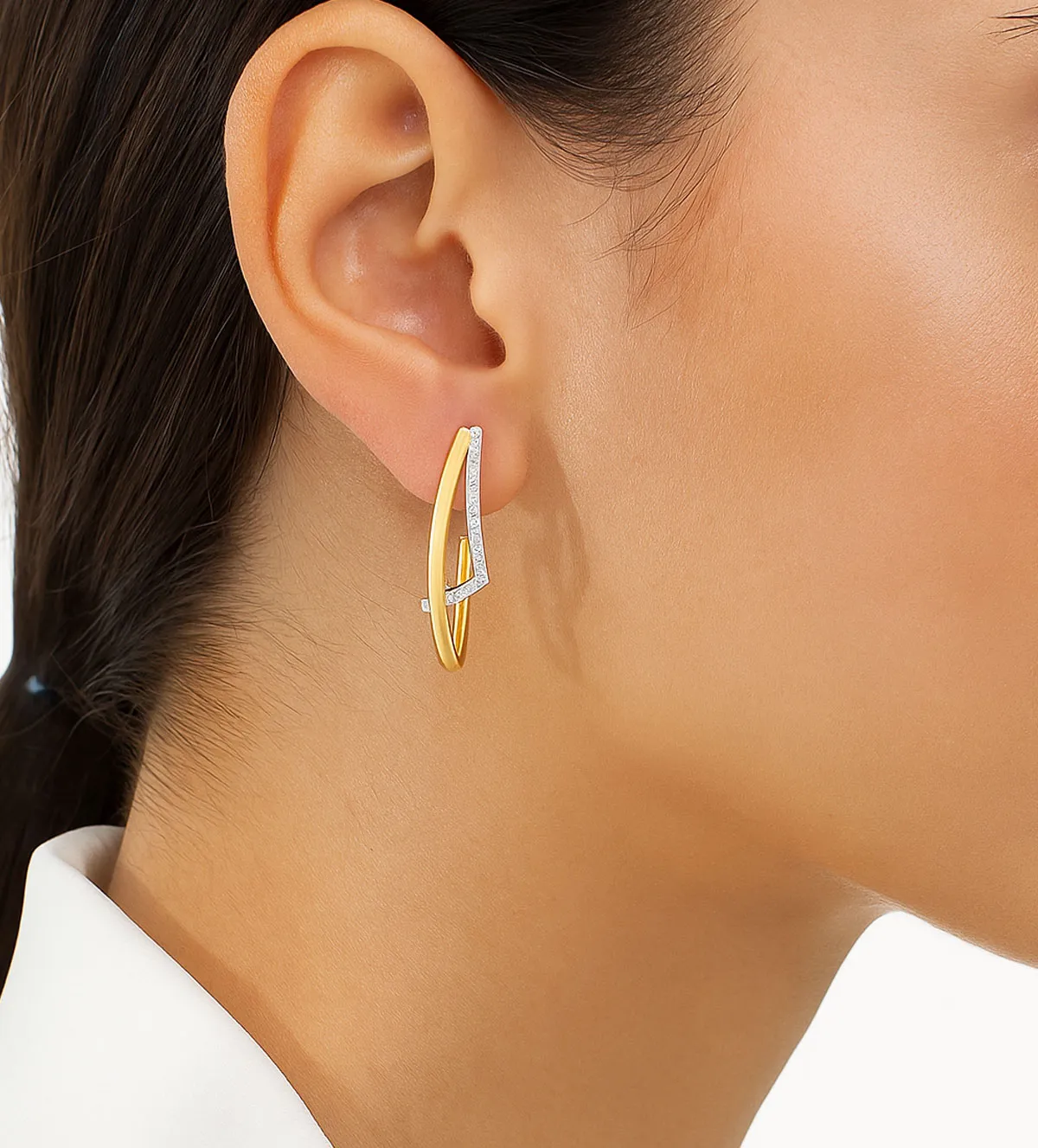 Pendientes de oro bicolor 18K con diamantes 160_4101064 pendientes-de-oro-bicolor-18k-con-brillantes-160_4101064_Modelo mujer