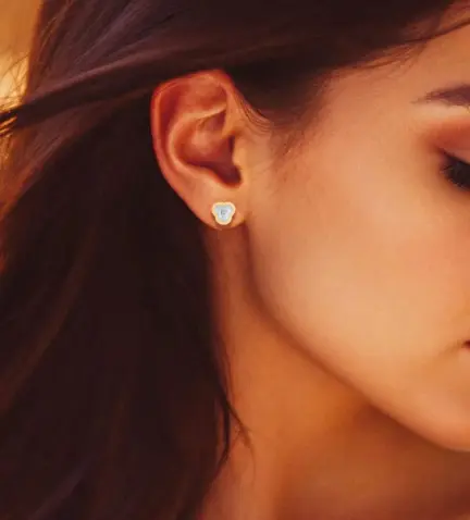 pendientes-de-oro-bicolor-y-circon-trebol-002_5931-p modelo mujer