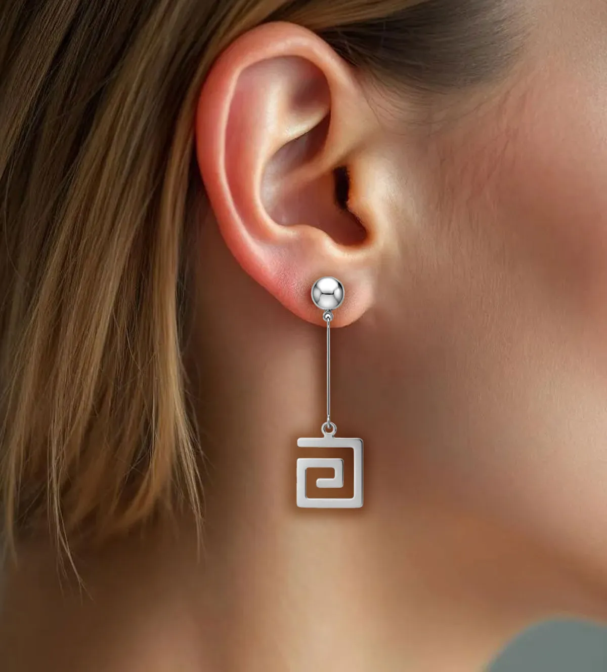 Pendientes de oro blanco 18k motivo greca 067_P000100038 pendientes-de-oro-blanco-18k-espiral-cuadrada-067_P000100038 modelo mujer