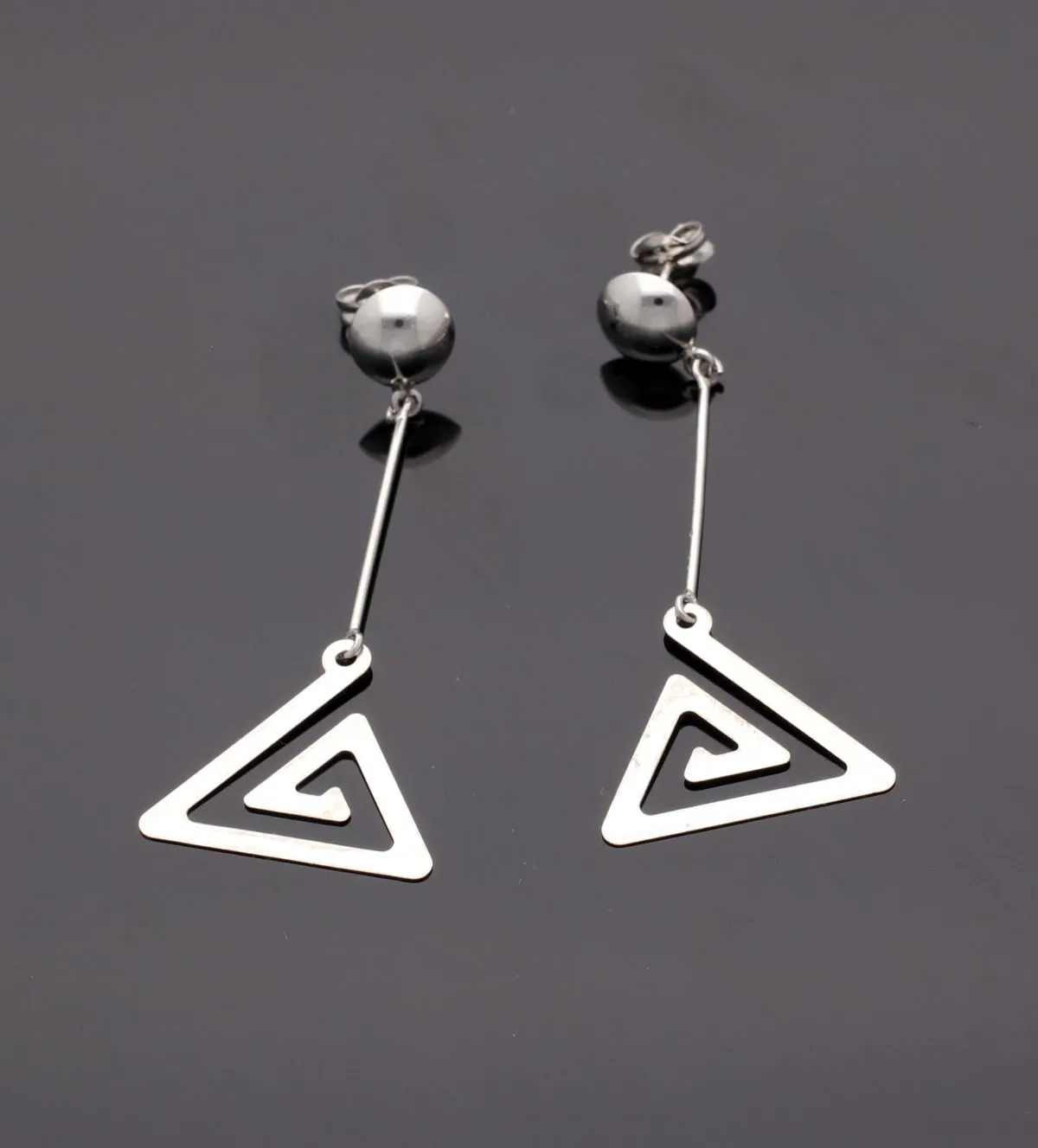 Pendientes de oro blanco 18K 067_P000100037 pendientes-de-oro-blanco-18k-espiral-triangular-067_P000100037_10 fondo negro toma sin retoque fotografico