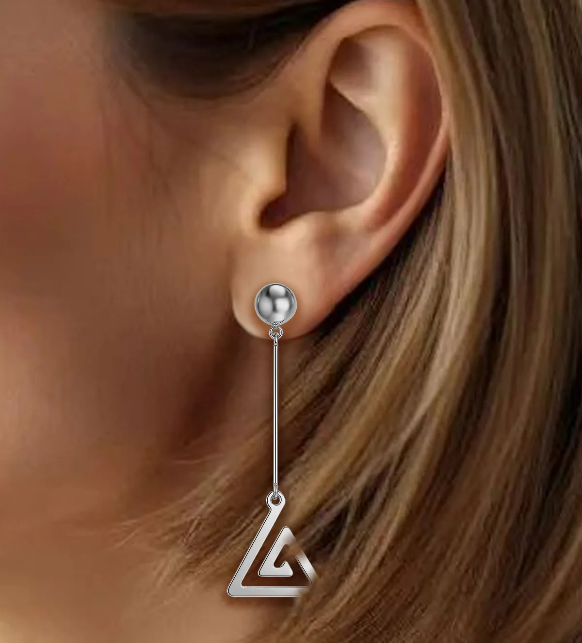 Pendientes de oro blanco 18K 067_P000100037 pendientes-de-oro-blanco-18k-espiral-triangular-067_P000100037_10 modelo mujer