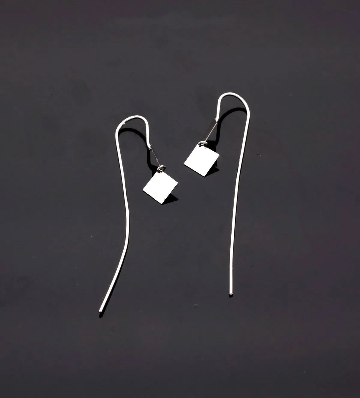 Pendientes de oro blanco 18K tipo hippie 057_50376-0100 pendientes de oro blanco 18k rombos 057_50376-0100_05 fondo negro sin retoque