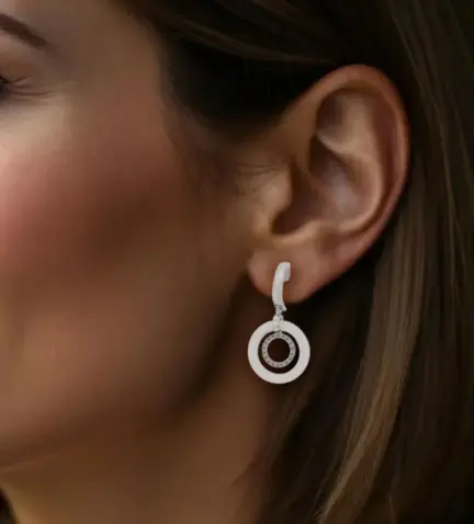 pendientes-de-oro-blanco-con-circones-y-agata-blanca-095_430306-P modelo mujer