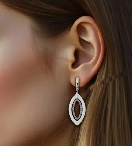 pendientes-de-oro-blanco-con-circones-y-agata-blanca-095_430330-P_M modelo mano