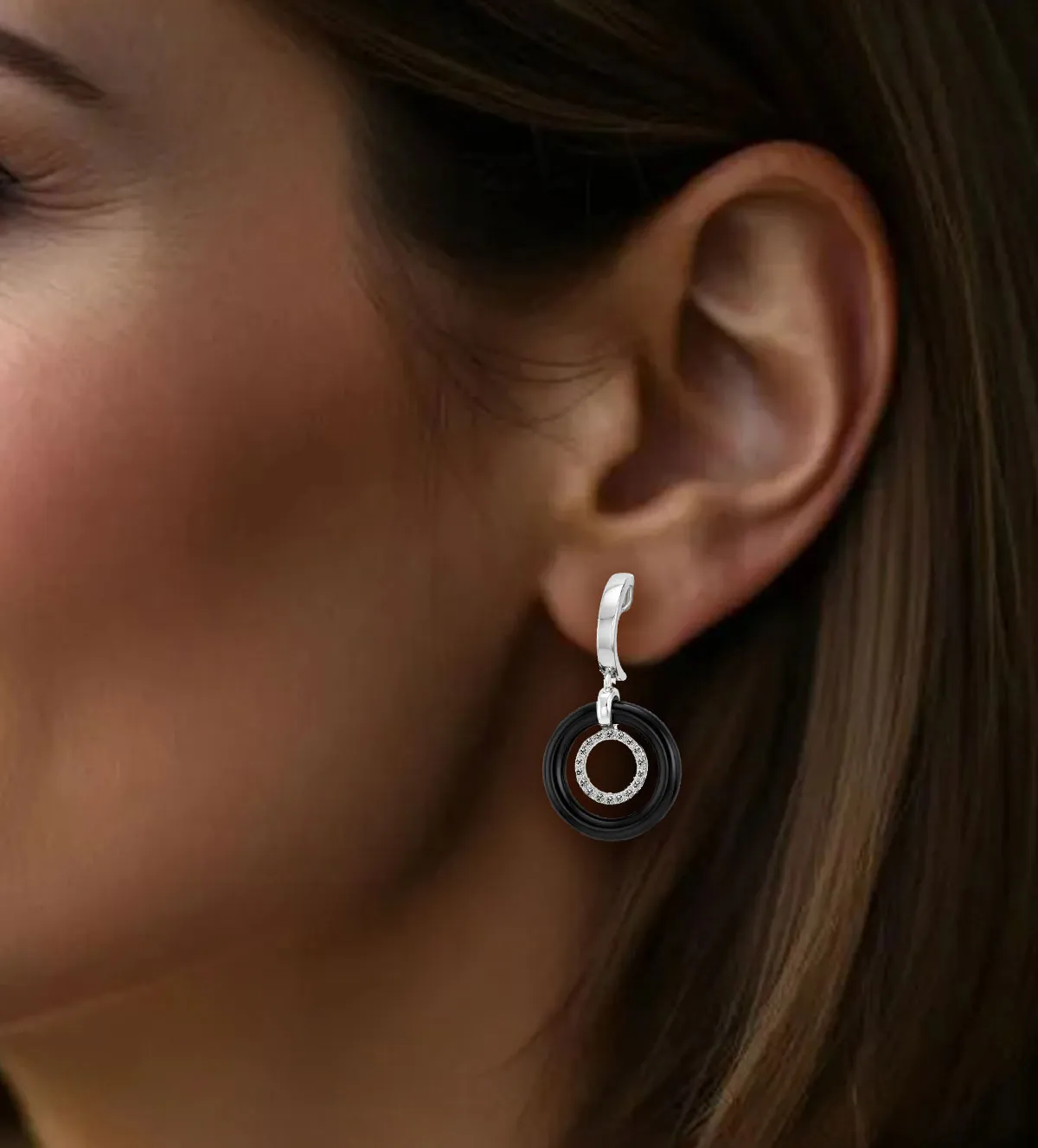 pendientes de oro blanco con circones y onix 095_430298-P modelo mujer