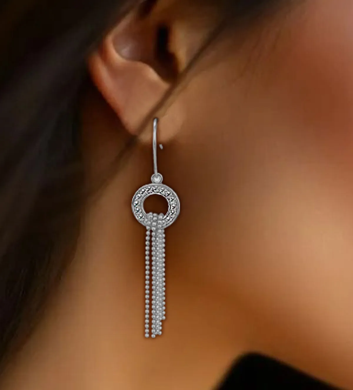 Pendientes de oro largos con flecos de bolas y circones 019_P5406-B pendientes de oro blanco flecos de bolas 019_P5406-B modelo mujer