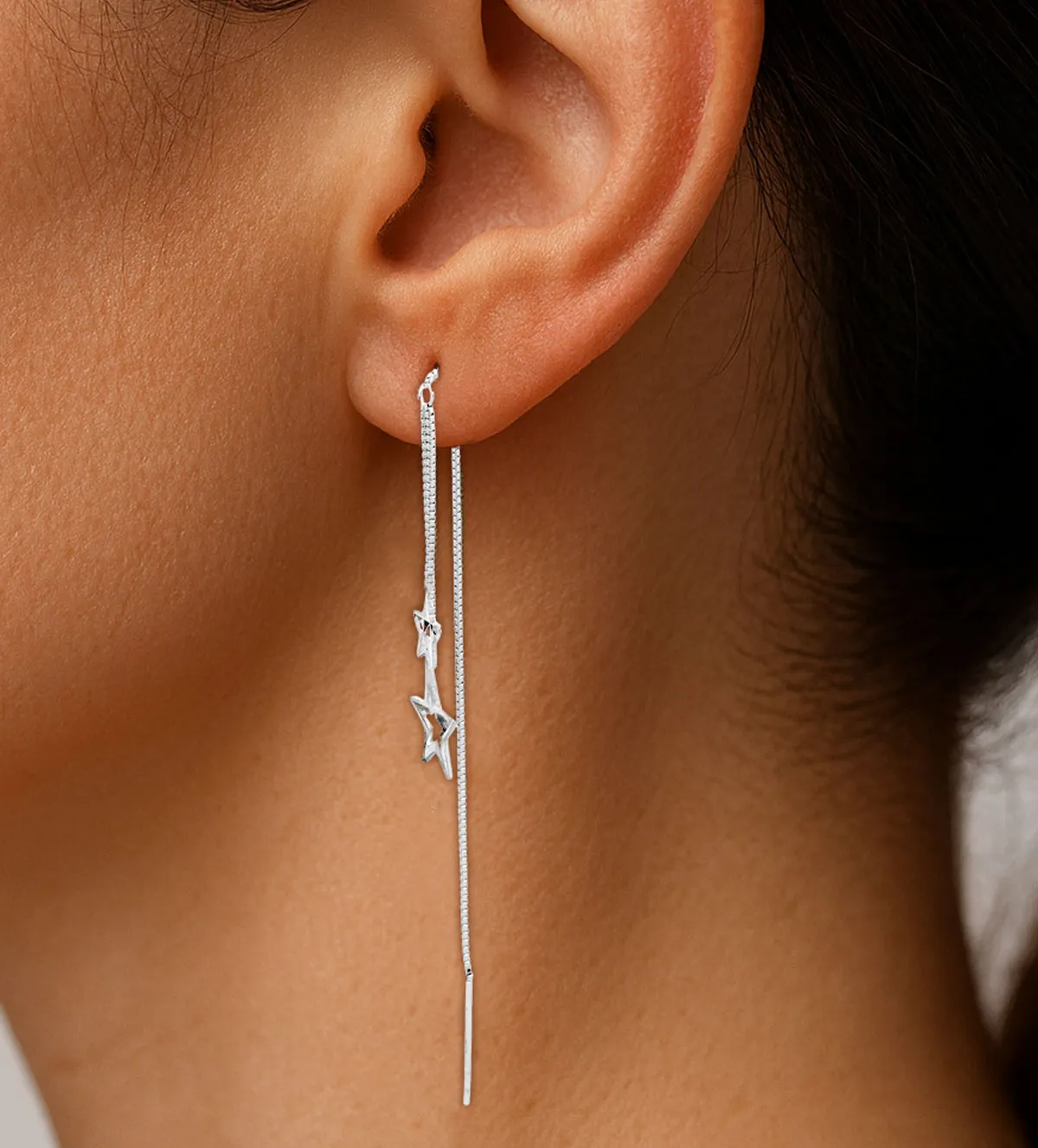 Pendientes de oro blanco 18K estrellas 100_C1022 pendientes-de-oro-blanco-largos-cadena-y-estrellas-100_C1022_M modelo mujer