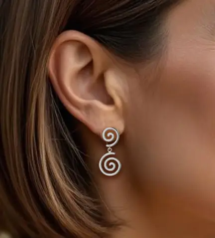 pendientes-de-oro-blanco-largos-dos-espirales-067_P000100042_10 modelo mujer