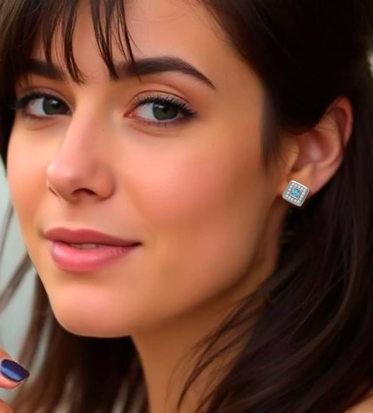 pendientes de oro blanco 18k con circones y topacio azul foto modelo femenino