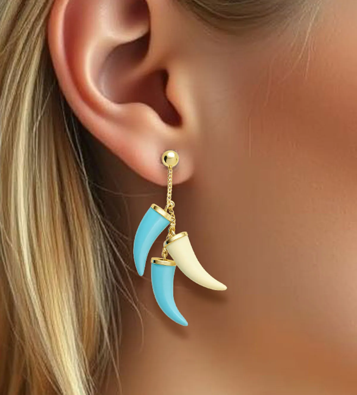 Pendientes de oro 18K colmillos 140_P-2.506 pendientes-de-oro-con-colmillos-azul-turquesa-y-blanco-marfil-140_P-2.506 modelo mujer