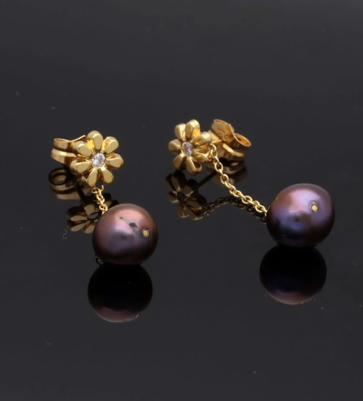 Pendientes de oro 18K con perla gris 007_12311 pendientes-de-oro-con-perla-haiti-007_12311 toma sin retoque fotografico