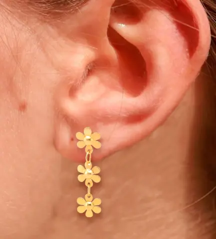 pendientes-de-oro-flores-colgando-059_8620-200 modelo mujer