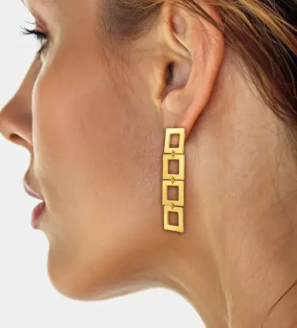 pendientes-de-oro-largos-4-cuadrados-067_P000100174 modelo mujer