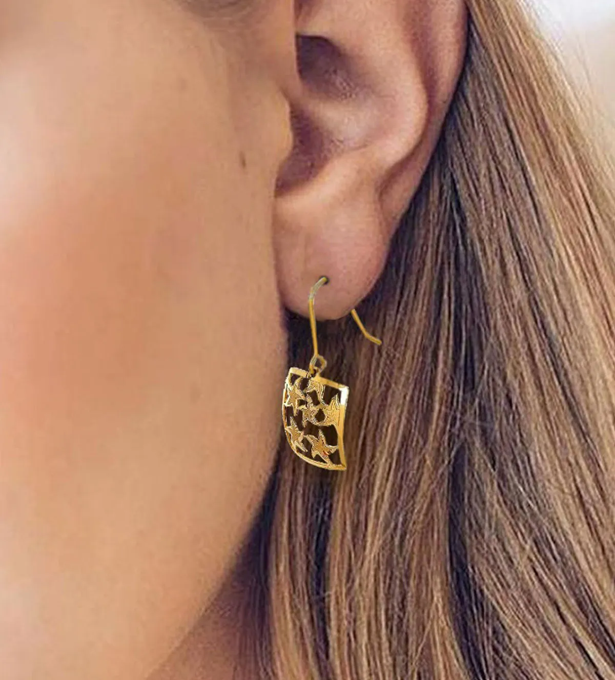 Pendientes de oro amarillo 18k largos con estrellas 197_0478 pendientes de oro largos estrellas 197_0478 modelo mujer