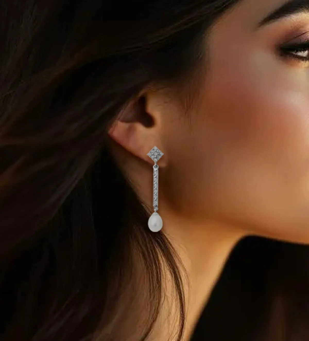 Pendientes de oro 18k con perlas especial novia 019_4790 pendientes de oro largos para novia con circones y perlas 019_4790 modelo mujer