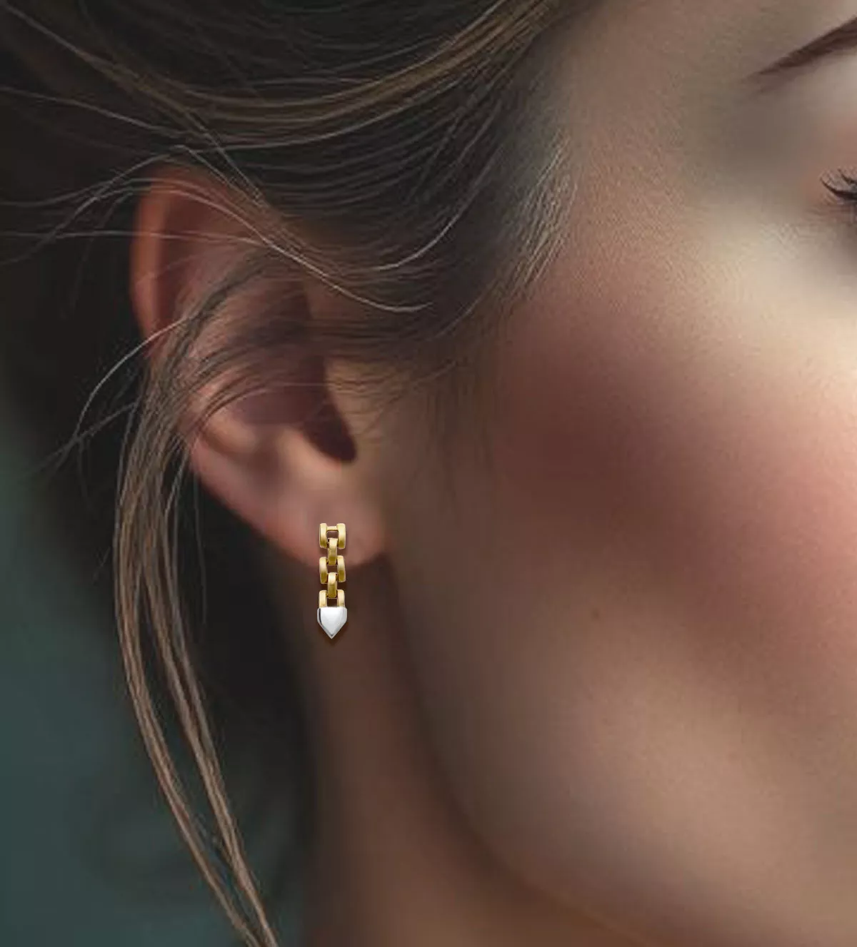 Pendientes de oro y acero "Punta Dual" pendientes de oro y acero punta dual fotograma con modelo femenino