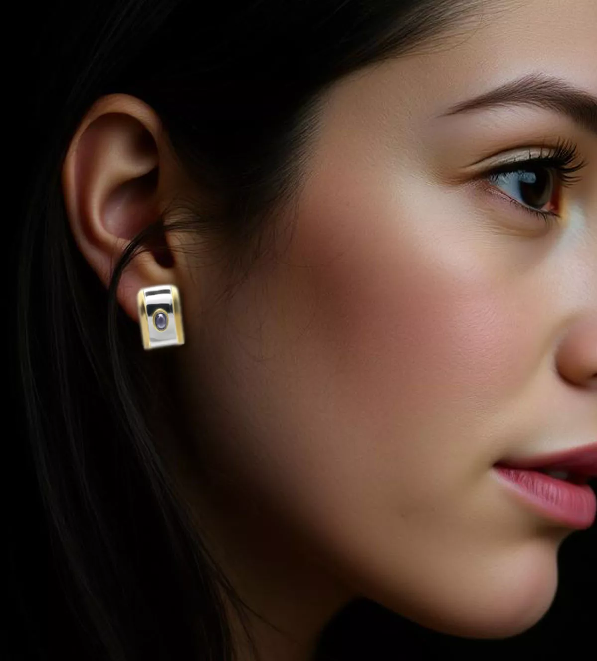 Pendientes de oro y acero con zafiro azul ESCUDO pendientes de oro y acero con zafiro ESCUDO toma modelo mujer IA