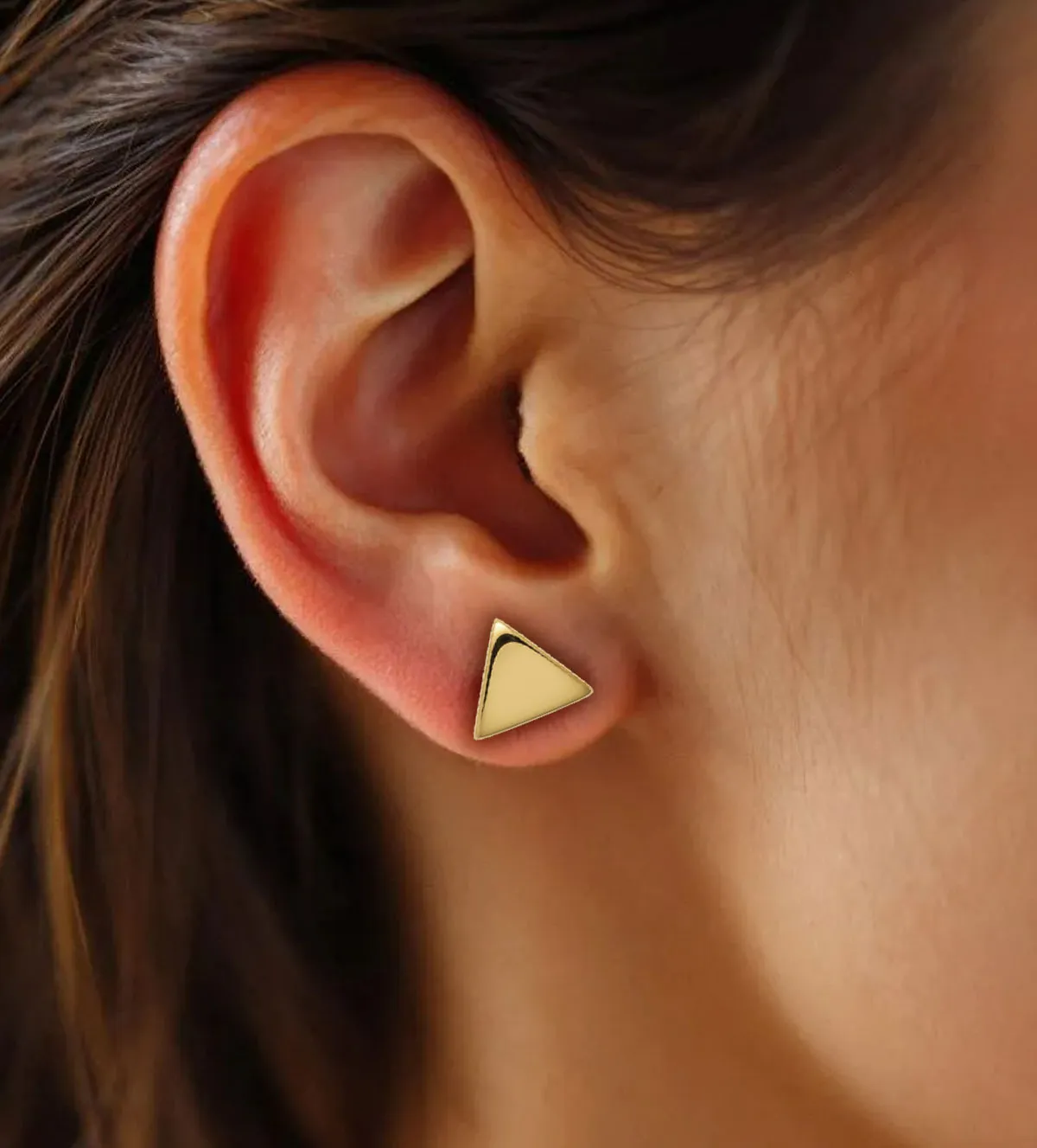 Pendientes de plata chapada motivo triangular 266_32010756-2-1 pendientes-de-plata-chapada-triangulos-266-32010756-2-1 modelo mujer