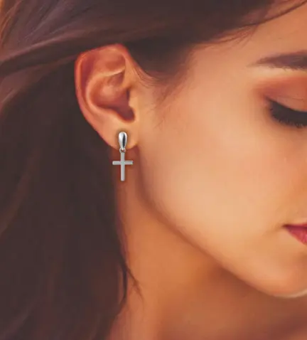 pendientes de plata con cruz latina para hombre o mujer foto modelo mujer