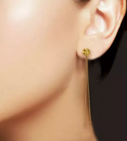 pendientes de oro largos dos cadenas foto con modelo