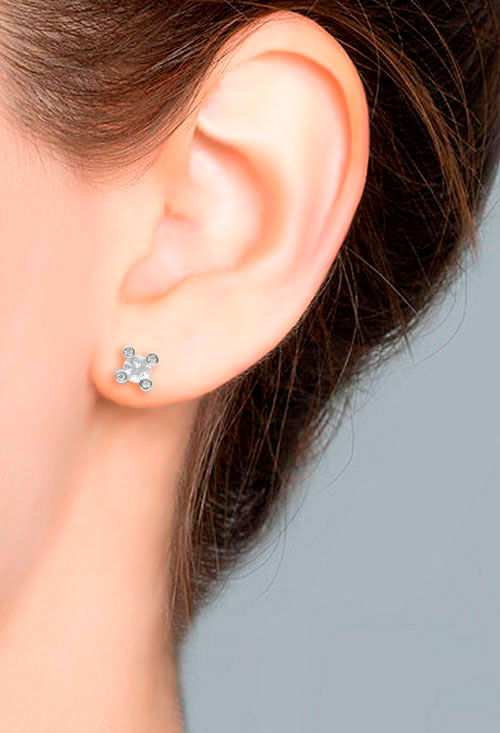 Pendientes oro blanco con circonitas 002_52523-PB pendientes oro blanco circon en garra de circonitas toma con modelo