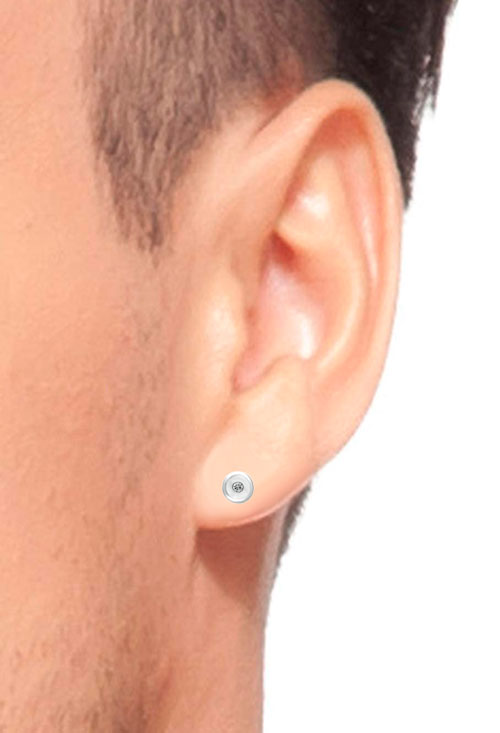 Pendientes oro con diamante tipo dormilonas 095_454389 pendiente de chaton oro blanco 18 kilates con diamante foto con modelo masculino tambien sirven para mujeres y niñas