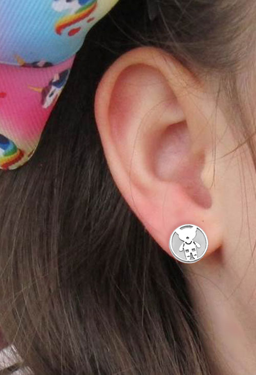 Pendientes plata y pasta blanca con osito 200_1000 pendientes de plata con oso en circulo de pasta blanca foto toma modelo para la tienda online el rubi joyeros