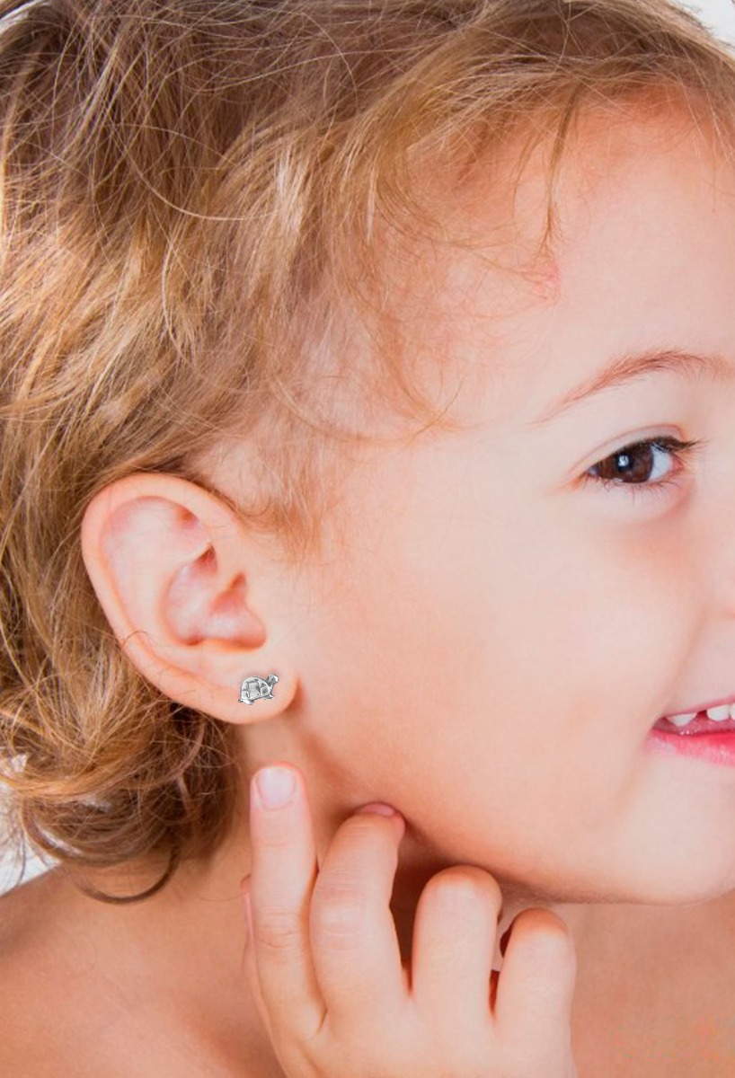 Pendientes plata tortuga 052_PP0012 pendientes de plata tortuga fotografia modelo nina para web el rubi joyeros