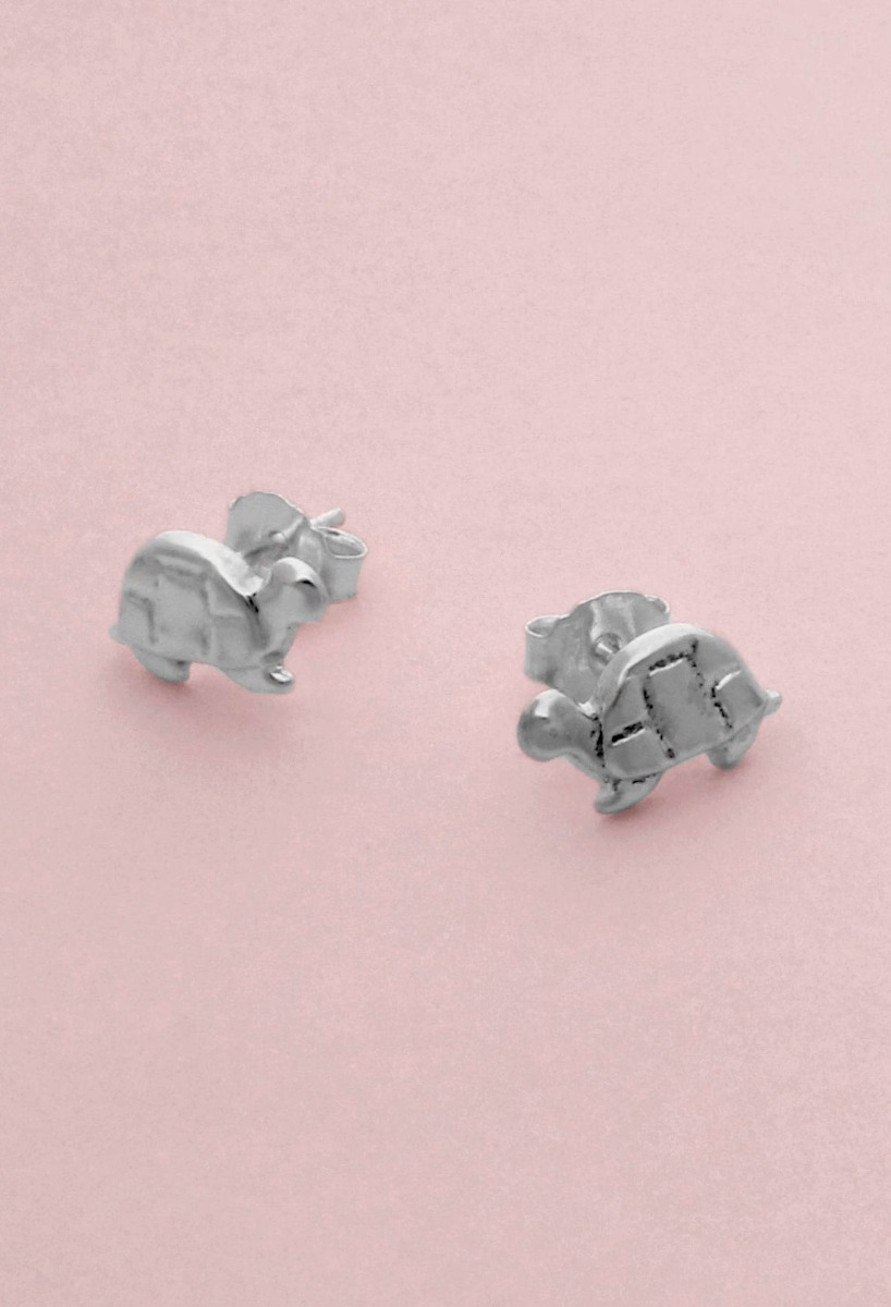 Pendientes plata tortuga 052_PP0012 pendientes de plata tortuga fotografia sin recortes fondo rosa para web el rubi joyeros