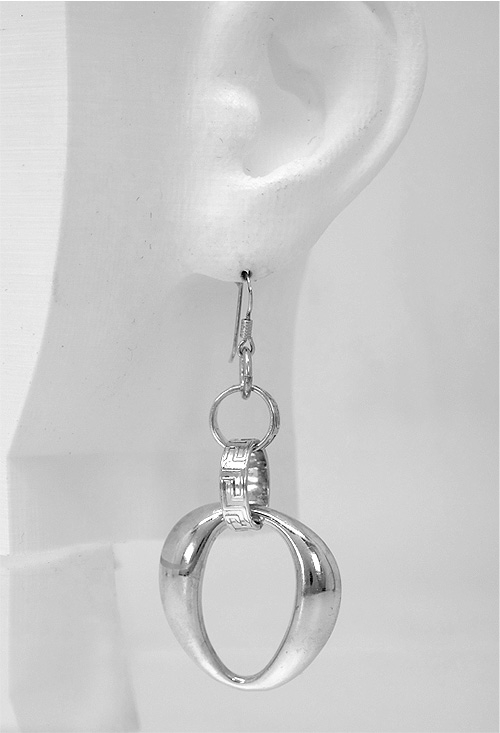 Pendientes de plata 200_0001 pendientes largos de plata asa hueca forma irregular colgando de asas adornadas con grecas y sistema de anzuelo foto en modelo 200_0001_02