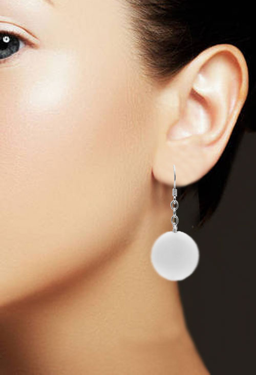 Pendientes largos plata y ágata blanca pendientes largos de plata con agata blanca foto para joyeria online toma con modelo