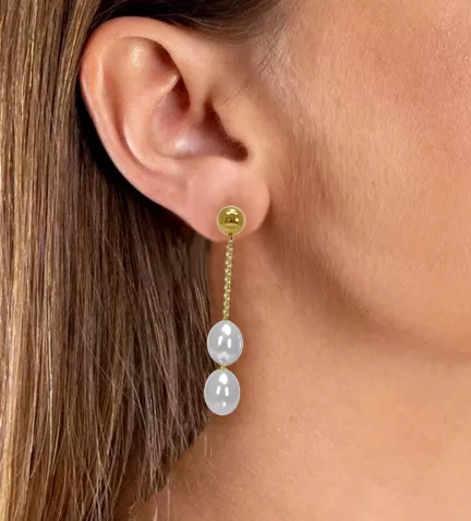 pendientes de oro largos con perlas foto con modelo