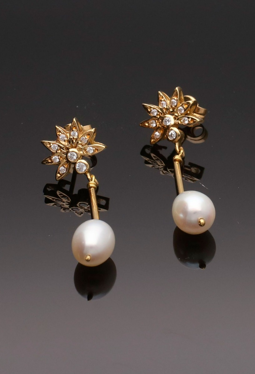 pendientes de oro amarillo para novia 139_0014-P-0A vista real sobre fondo negro