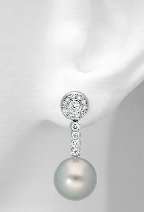 pendientes largos oro blanco 18 kilates con diamantes y perla cultivada gris tahiti foto en modelo maniqui oreja