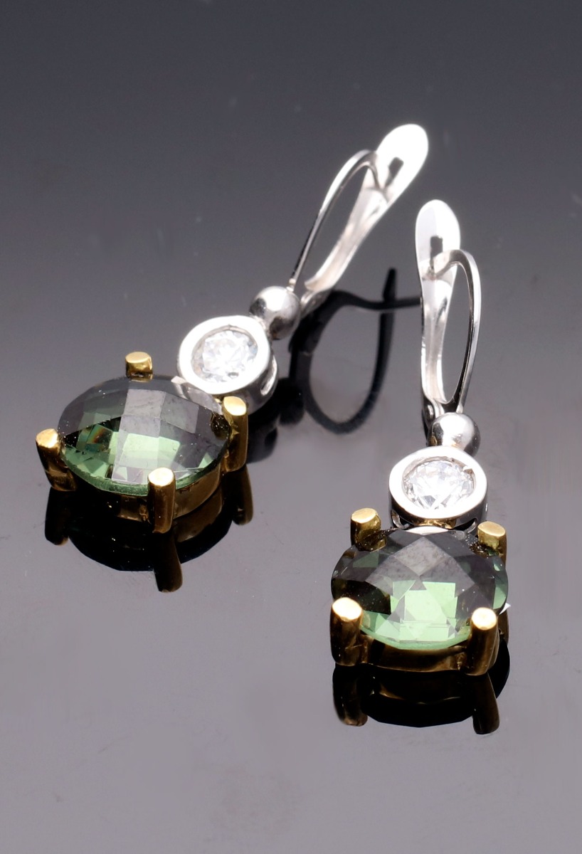 pendientes largos oro bicolor con cuarzo verde y circon fotografia para web el rubi joyeros toma sin recortes fondo negro