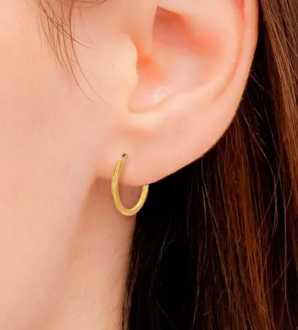 pendientes de oro aros diamantados foto modelo mujer